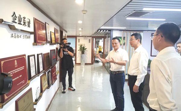 【集团快讯】肇庆市委副书记、市政府市长许晓雄率队到盛煌文旅集团进行考察交流